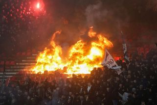 Vyhrocené derby! Jako ve válce, fanoušci zapálili sedačky na stadionu - Sport.cz